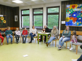 Symbolische Mantelteilung mit den Kommunionkindern (© Karl-Franz Thiede)